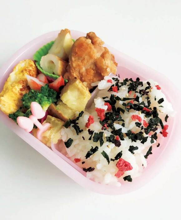 値引きされた総菜をお弁当に加えた様子