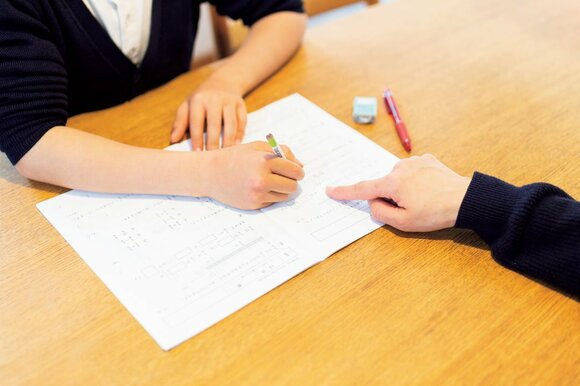 デスクに書類と腕