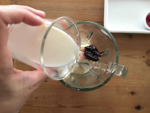 牛乳とジャムを入れ、ミキサーにかけたらでき上がり!