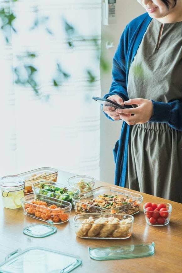 料理の写真をとる女性