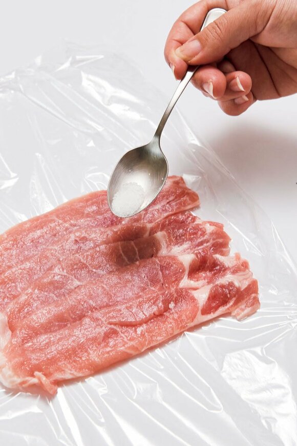 薄切り肉は並べて、表裏半量ずつ塩をふる