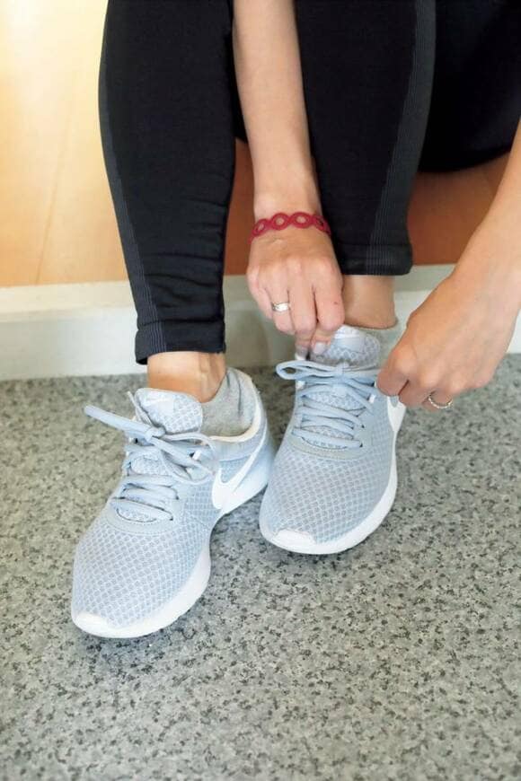 ランニングシューズをはく様子