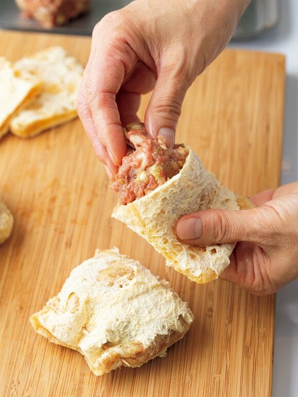 油揚げに肉だねを入れる