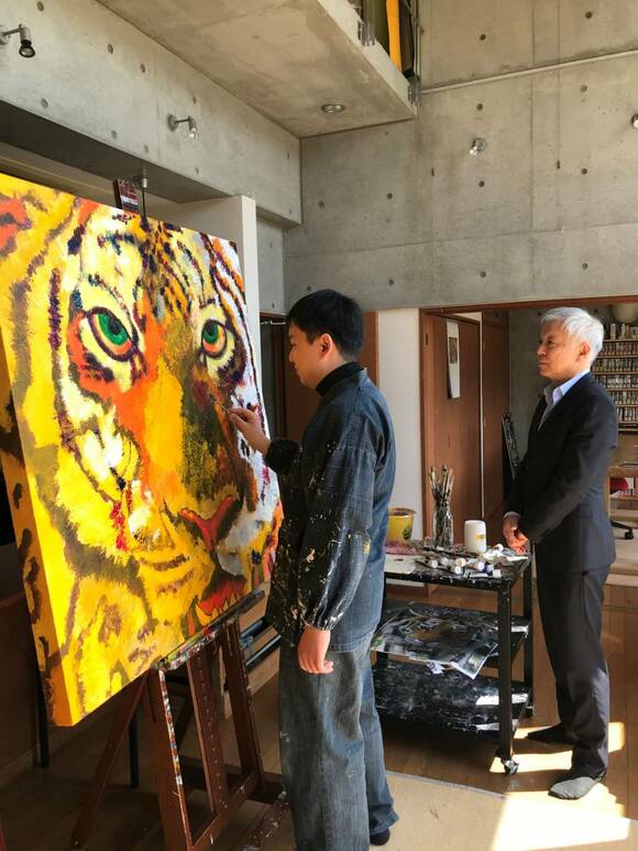 絵を描く人と見守る人