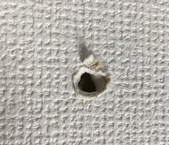 壁の小さなネジ穴