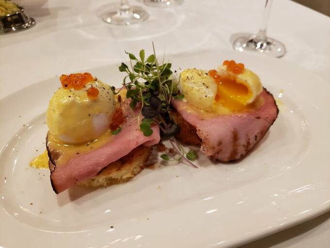 斜めからエッグベネディクト