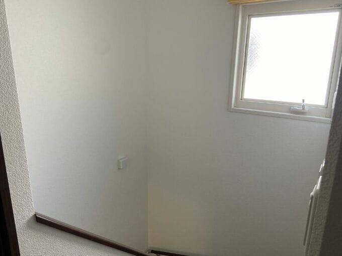 人感センサー機能をオフにした階段、窓から漏れる明かりで十分