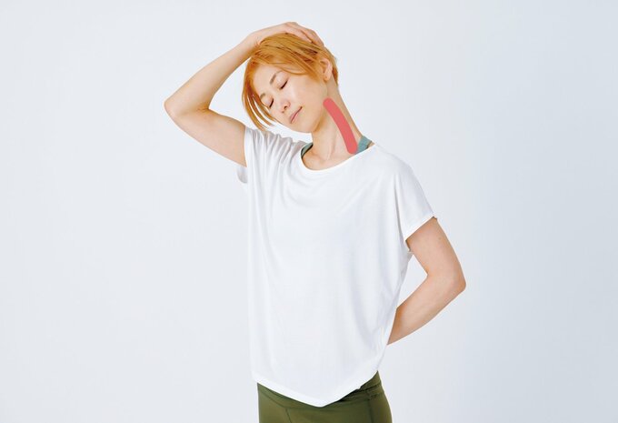 頭を横に倒し大腸経を伸ばすストレッチをする柳本さん