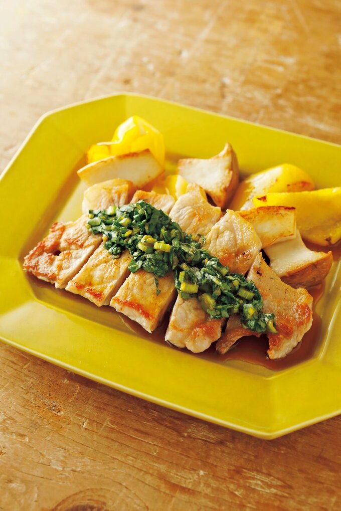 ピリ辛春菊ソースのポークソテー