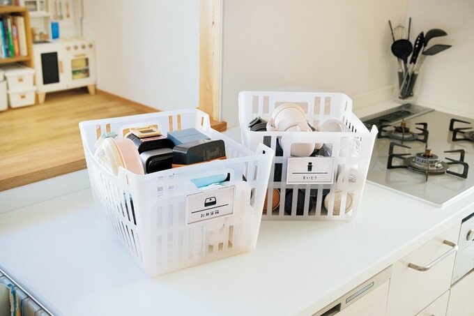 専用のカゴに整理されたお弁当箱や水筒