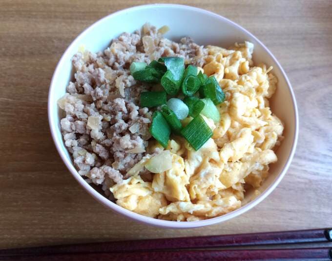 肉みそ+いり卵+冷凍ネギでカンタン三食丼