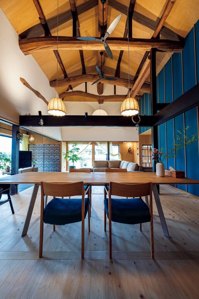 小屋裏の床を抜いて吹き抜けにした大空間