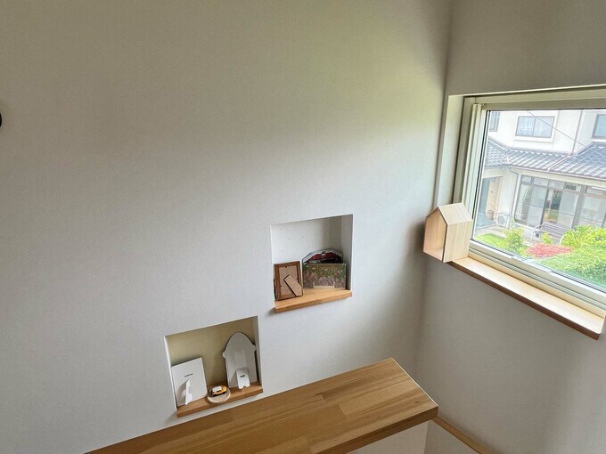 階段の窓とニッチ