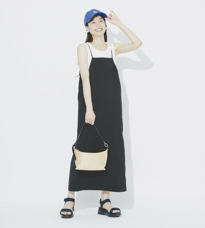 キャミワンピースを着た女性