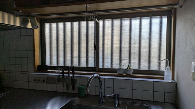 ステンレスポールとつっぱり棒、1本ずつ取り付けました