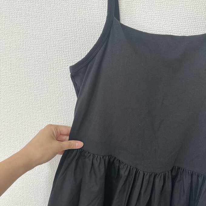 キャミソールワンピースの丈を確認する様子。