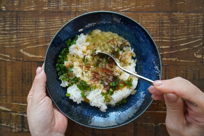 耐熱皿で具材を混ぜる