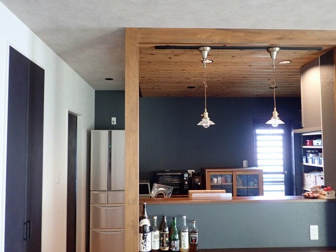 お酒をディスプレイしたカウンター