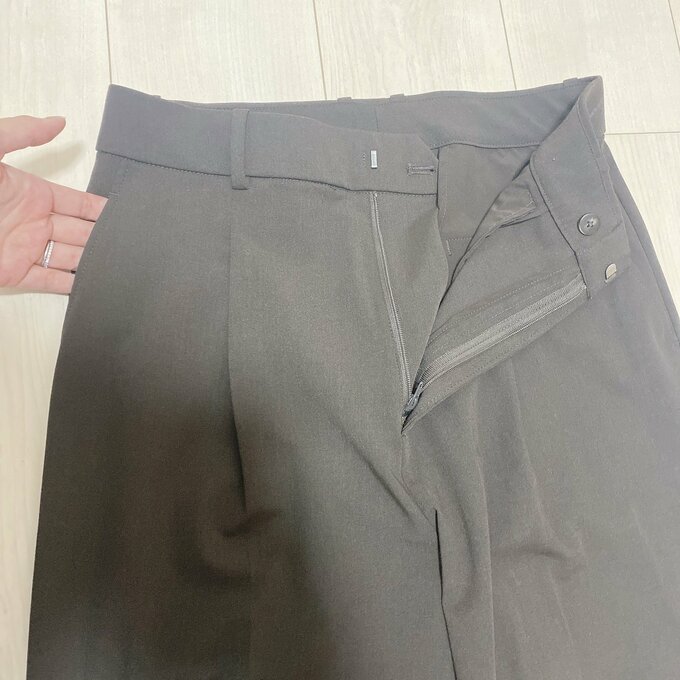 両脇にはポケットつ