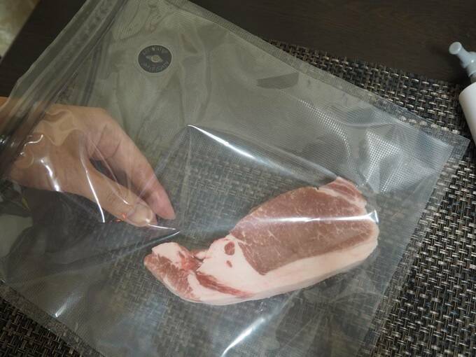 真空フリーザーバッグにお肉を入れる