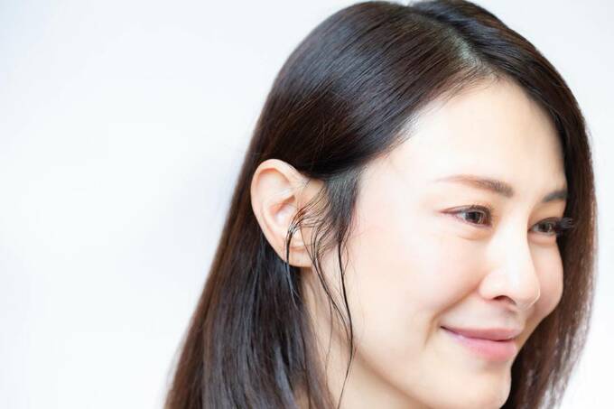 耳周りの毛が乱れている女性