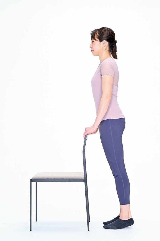 かかとを床すれすれまで近づける