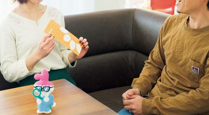 ソファに男性と女性