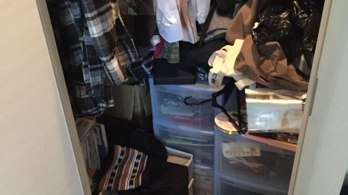 たくさんのもので溢れているクローゼット