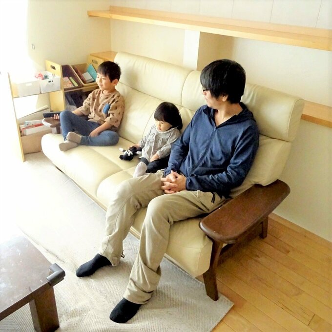 ハイバックソファに座る様子