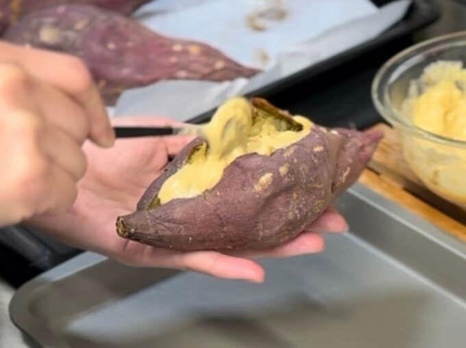 焼きイモの中にプリンを入れる