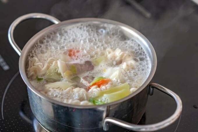 お鍋に肉入りカット野菜