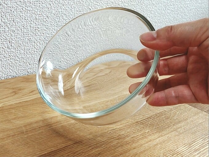 パックぼうるを持つ