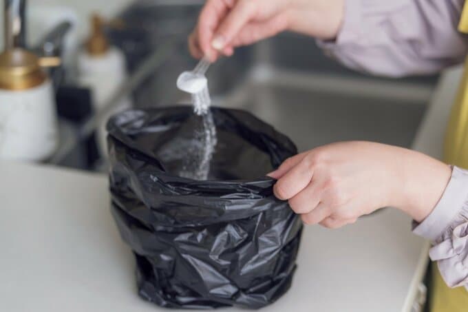ゴミ袋に重曹を入れる様子
