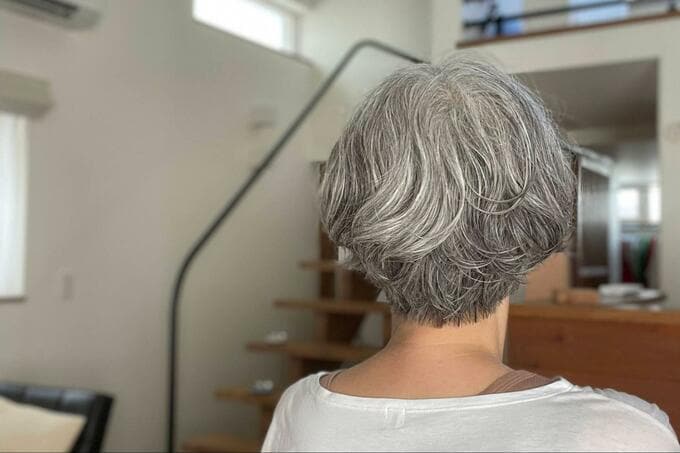 グレイヘア後ろ姿