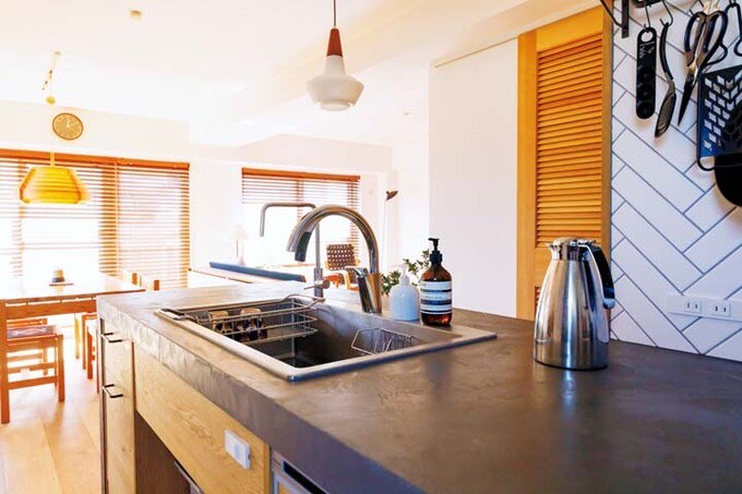 モルタルと木を組み合わせたオリジナルキッチン