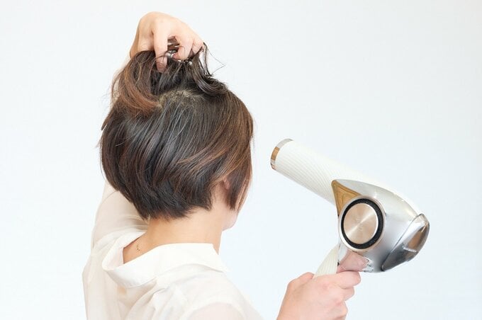 髪を乾かす女性