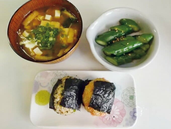 おにぎり、おみそ汁、漬物の朝ごはん