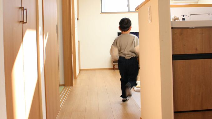 部屋で走る子どもの後ろ姿