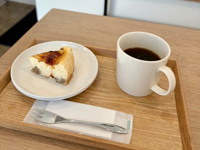 カフェのスイーツとコーヒー