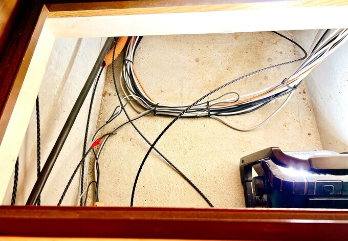 床下点検口へ配線を通す