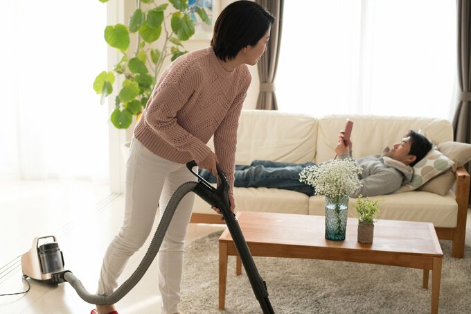 家事をする妻、しない夫