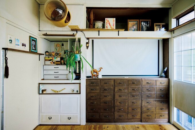 引き出しのある棚や写真が置かれた壁面