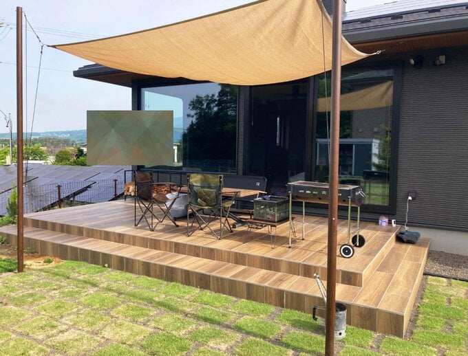 アウトドアリビングで食事