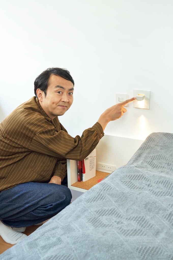 ベッドの両サイドにはコンセントと手元灯が