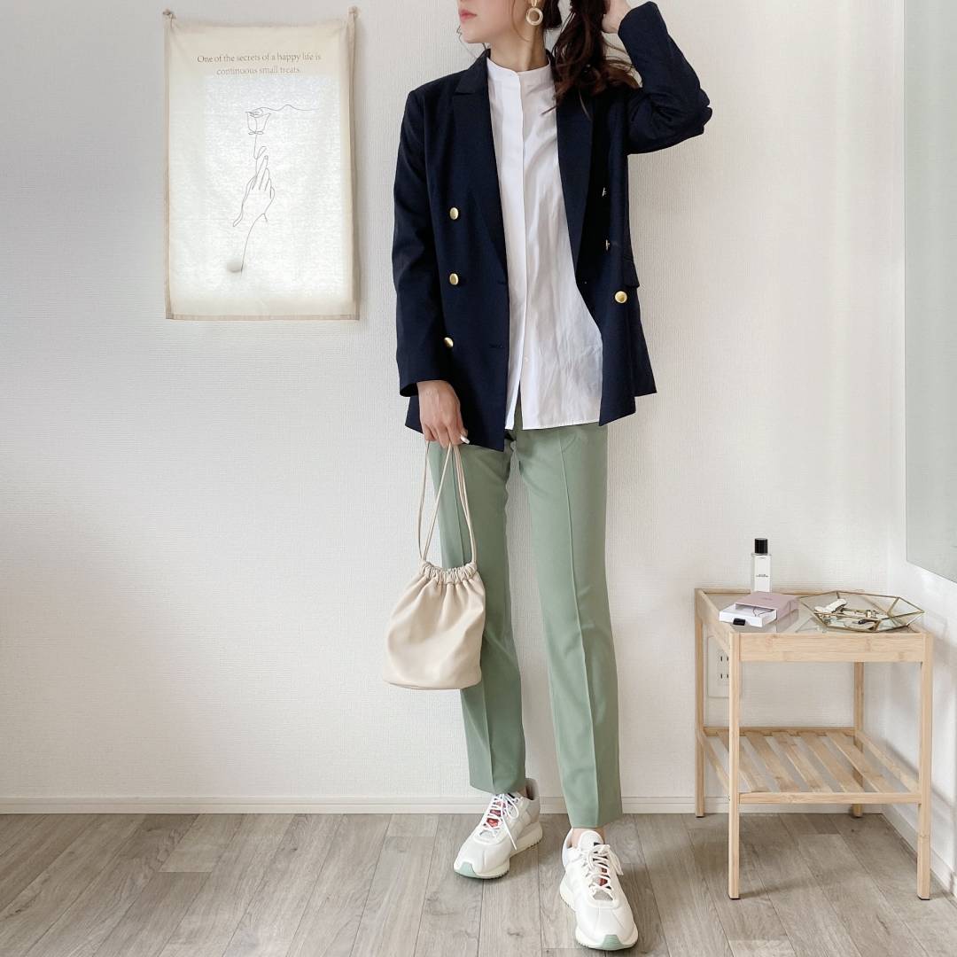 GUから最旬・紺ブレが登場。金ボタン＆ダブルで高見え | ESSEonline