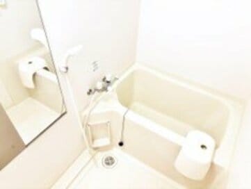 30代ミニマリストの「お風呂をピカピカに保つ」コツ。備えつけの棚を外してつるす収納に