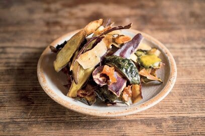 野菜の皮でカリカリチップス。捨てがち食材がおいしく変身