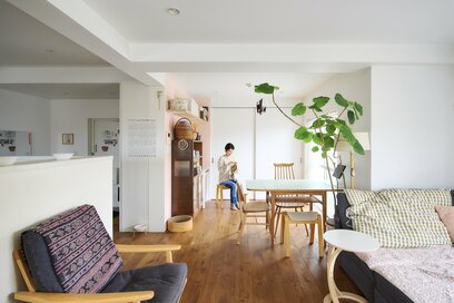 夫婦ふたり暮らし「住まいのサイズダウン」で快適に。57平米1LDKでも、それぞれの専用スペースをもつ