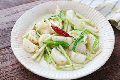 カブのペペロン炒め。甘みたっぷり、旬だからこそシンプルな調理法で