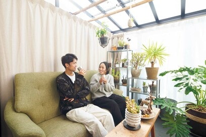 30代夫婦が築45年のテラスハウスを戸建て感覚にリノベ。趣味と仕事を楽しむ